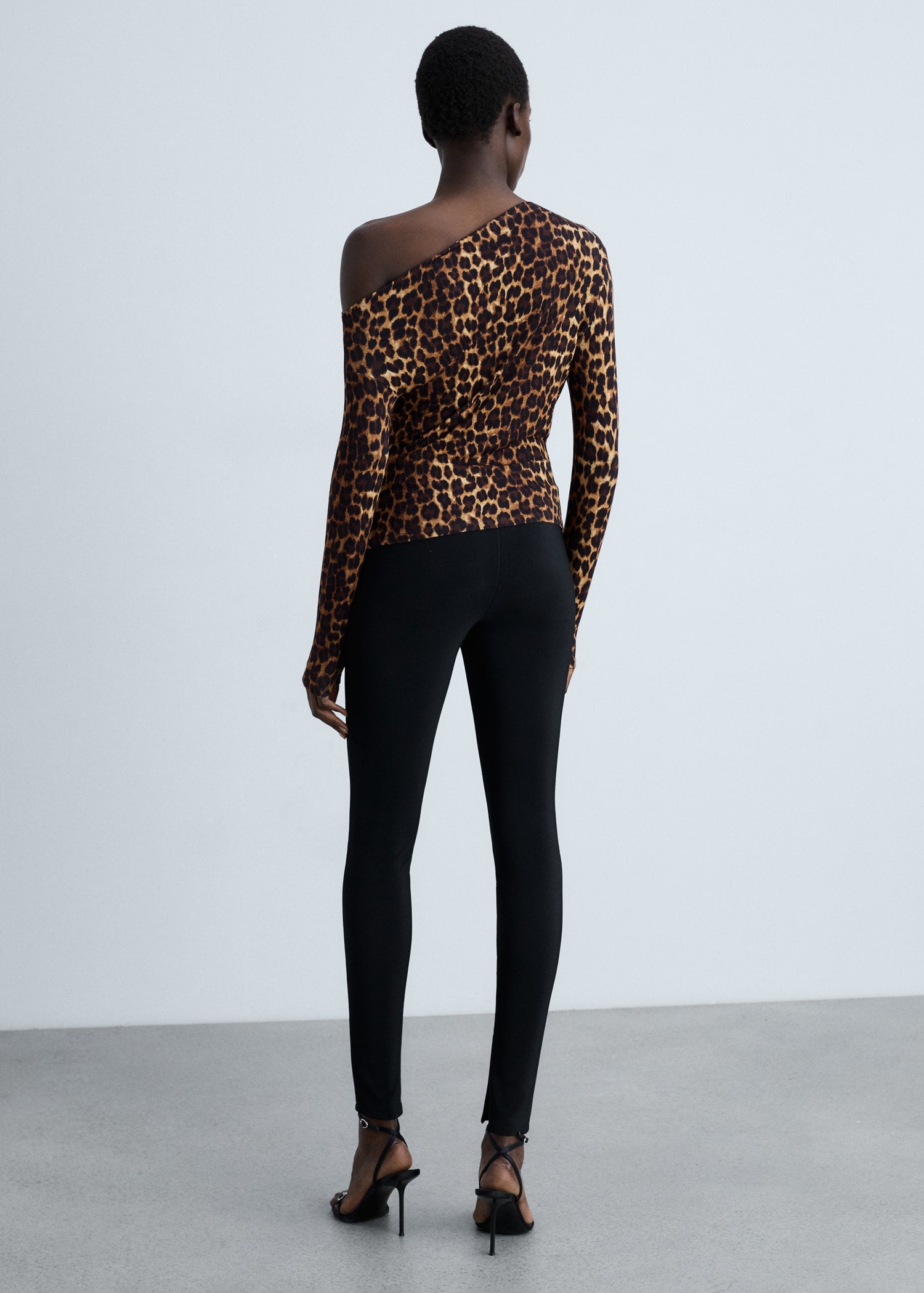 MANGO - Asymmetrical neck leopard t-shirt brown - XS - Woman